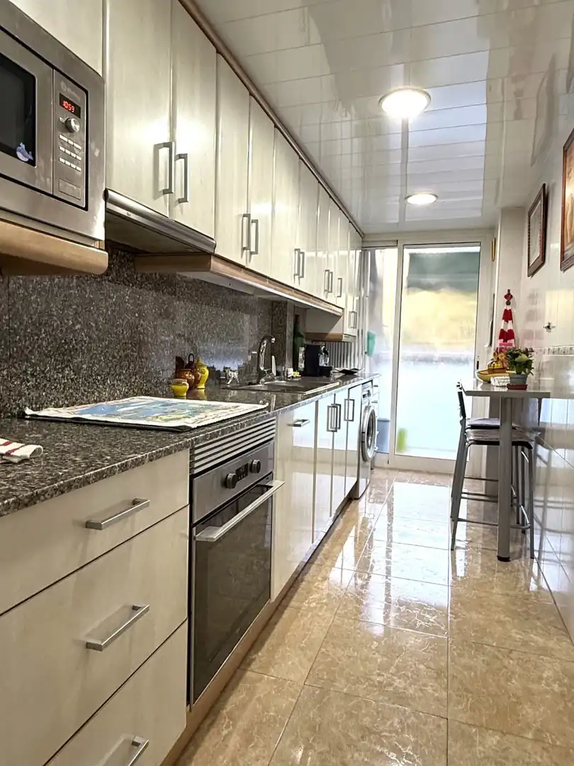 Cuina de Pis en venda en L'Hospitalet de Llobregat amb Aire condicionat, Calefacció i Parquet