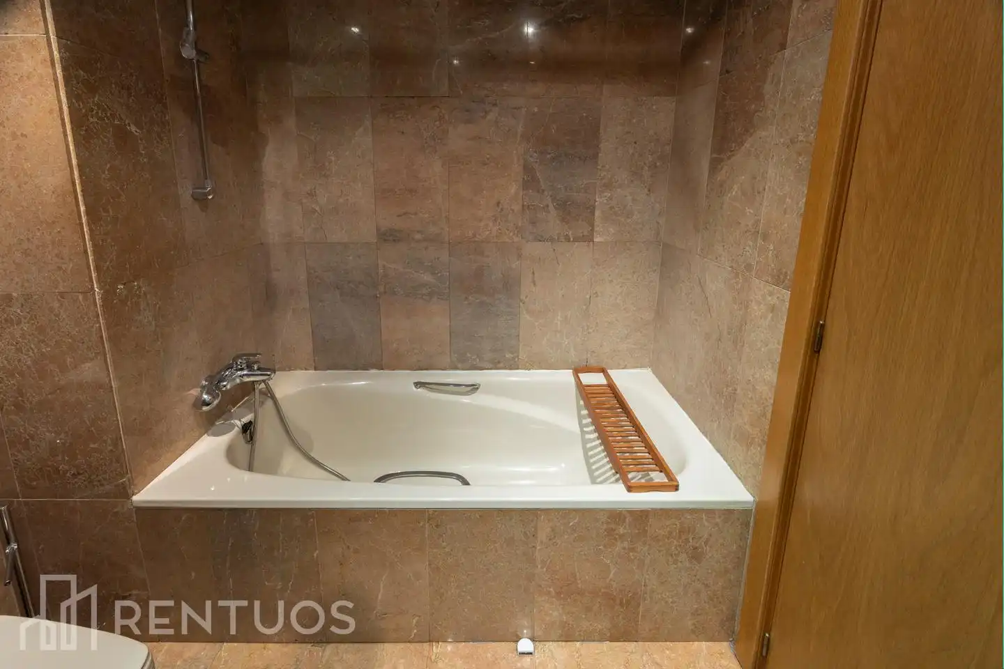 Bathroom of Flat for rent in Madrid  with Air Conditioner, Heating and Parquet flooring