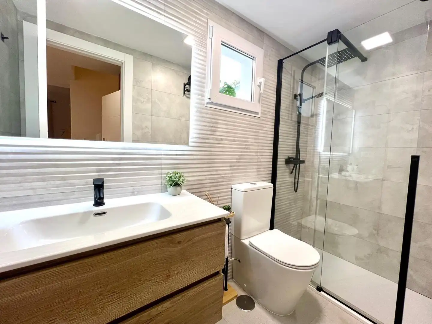 Bathroom of Houses for rent in Plasencia  with Air Conditioner, Furnished and Balcony