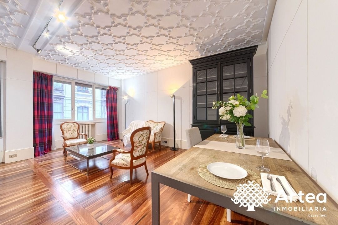 Menjador de Pis en venda en Bilbao  amb Calefacció i Balcó