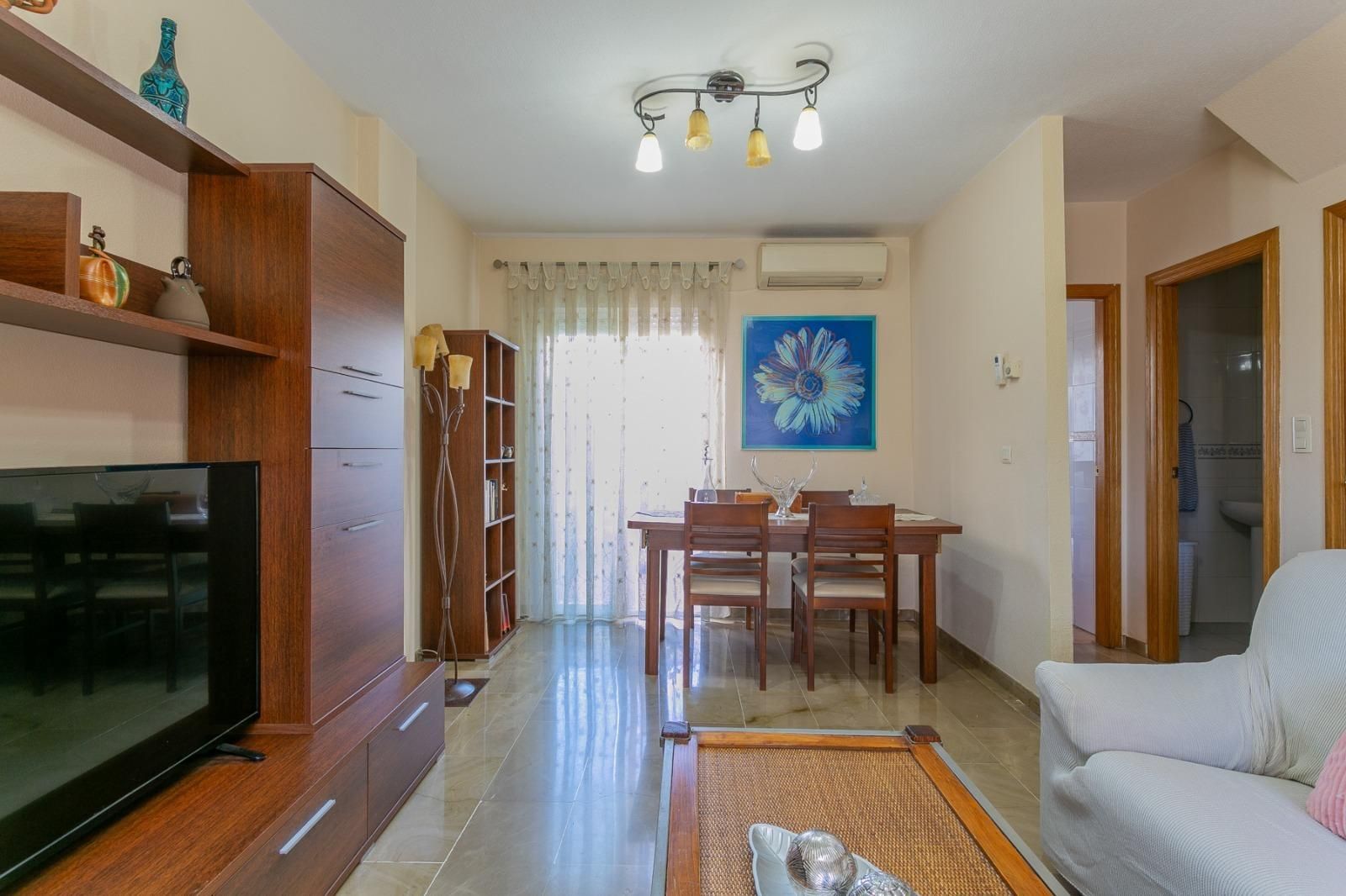 Sala d'estar de Casa adosada en venda en  Granada Capital amb Aire condicionat i Terrassa