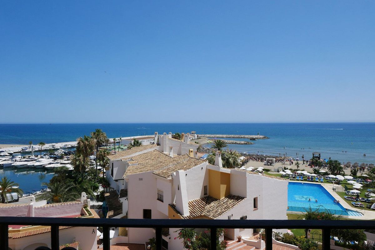 Vista exterior de Apartamento en venta en Marbella con Terraza y Piscina comunitaria