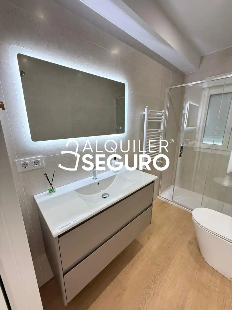 Bathroom of Flat for rent in Madrid  with Air Conditioner and Heating