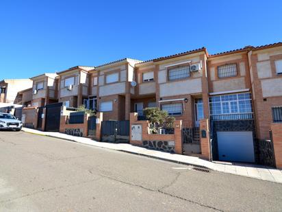 Exterior view of Single-family semi-detached for sale in Valmojado  with Heating, Private garden and Terrace