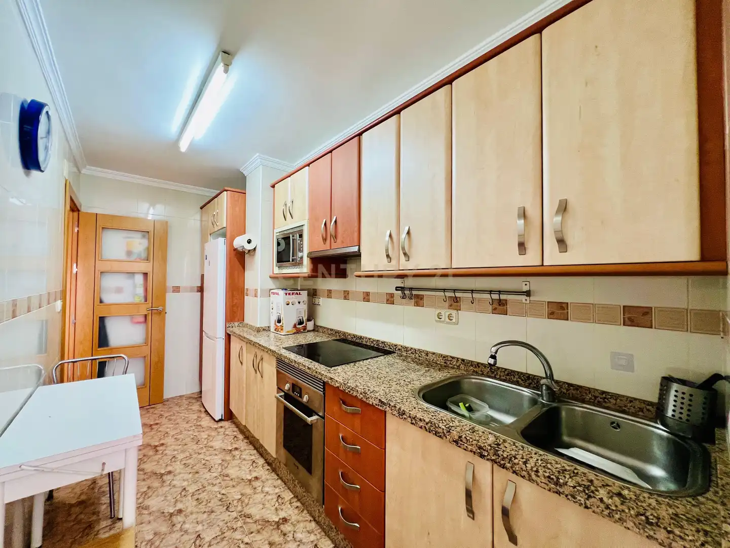 Kitchen of Flat for rent in Granada  with Air Conditioner, Oven and Washing machine