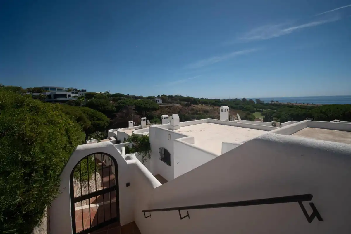 Vista exterior de Casa adosada en venta en Marbella con Terraza y Piscina