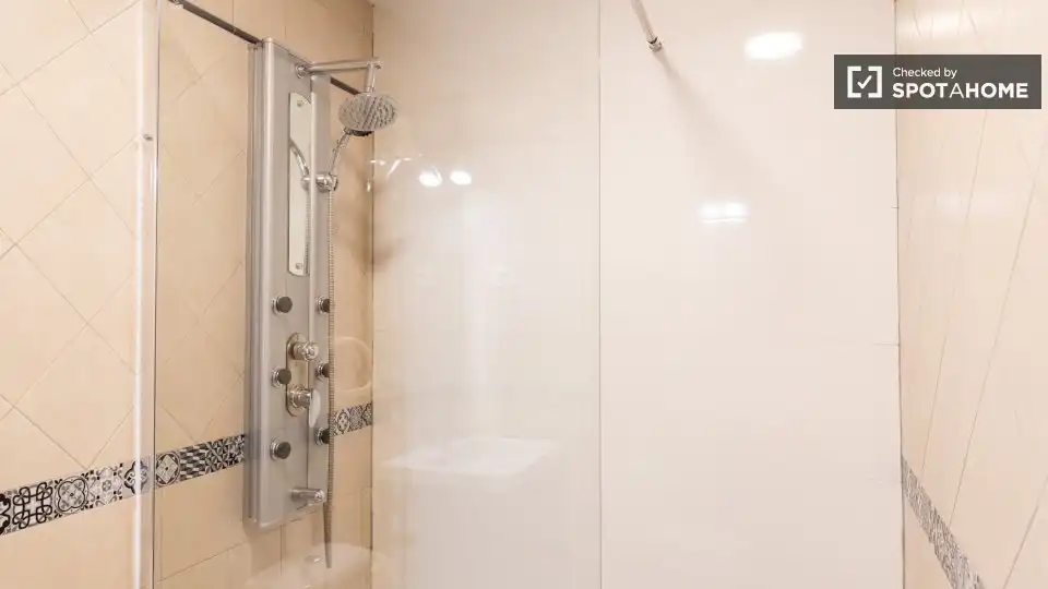Baño de Piso de alquiler en Madrid con Aire acondicionado, Calefacción y Amueblado