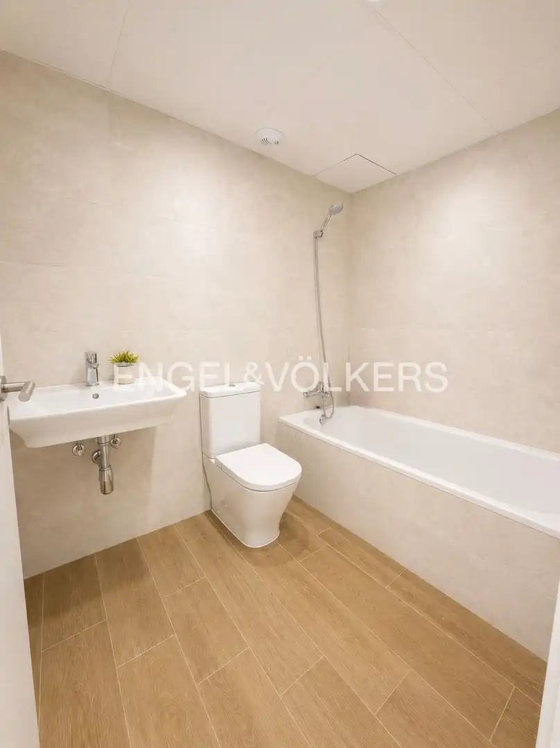 Bathroom of Flat for rent in Valencia  with Air Conditioner, Heating and Private garden