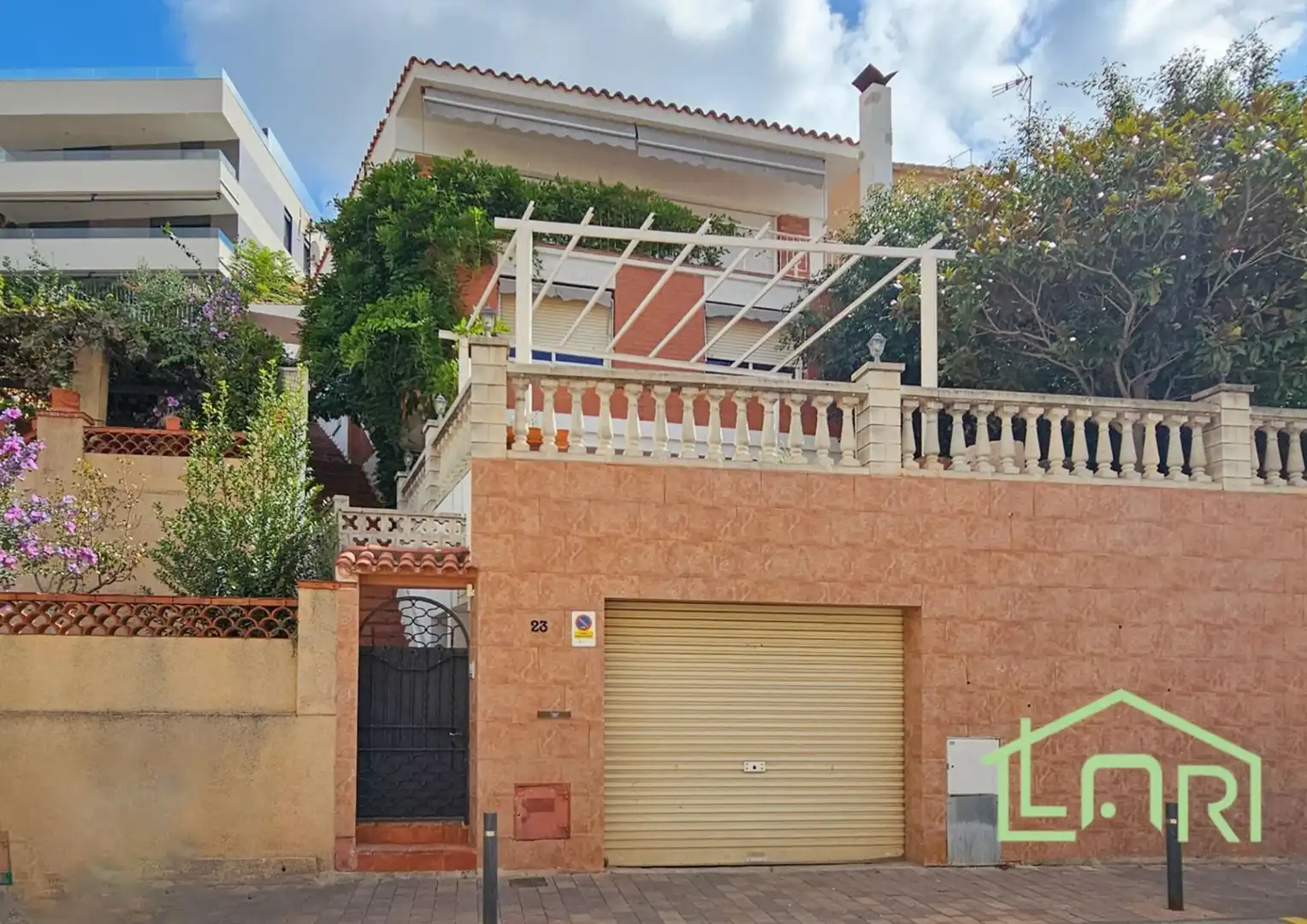 Vista exterior de Casa o xalet en venda en Sant Just Desvern amb Calefacció, Jardí privat i Parquet
