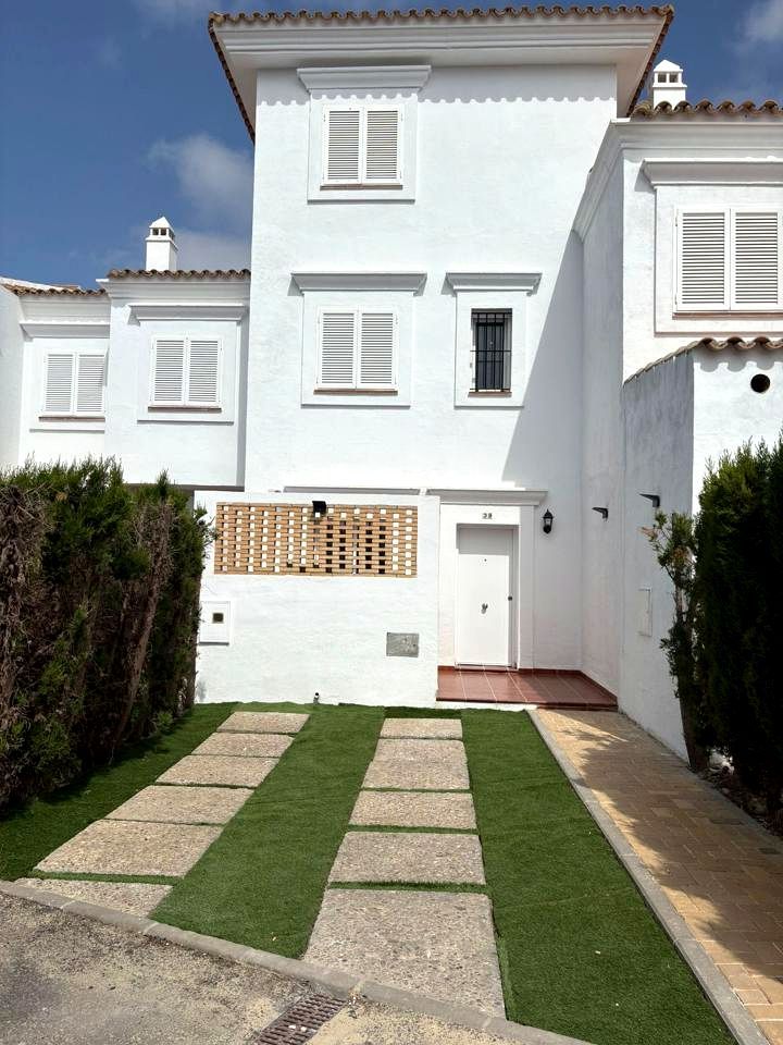 Vista exterior de Dúplex de lloguer en Sanlúcar de Barrameda amb Aire condicionat, Terrassa i Piscina comunitària