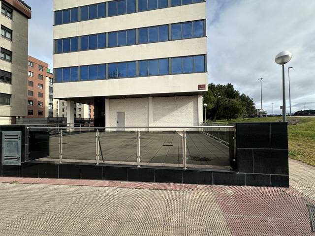 Local comercial en Alquiler en Calle Piqueras, 31 en Cascajos - Piqueras