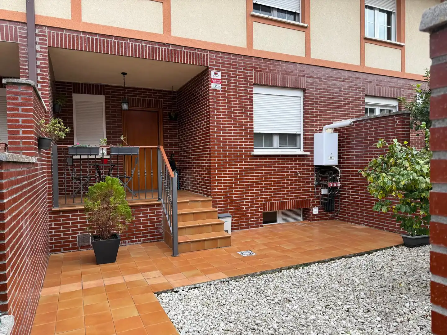 Vista exterior de Casa adosada en venta en Alonsotegi con Calefacción, Jardín privado y Trastero