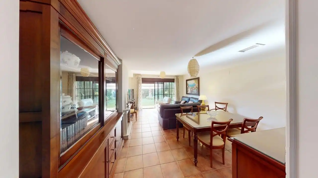 Sala de estar de Casa adosada de alquiler en Guillena con Aire acondicionado, Calefacción y Jardín privado