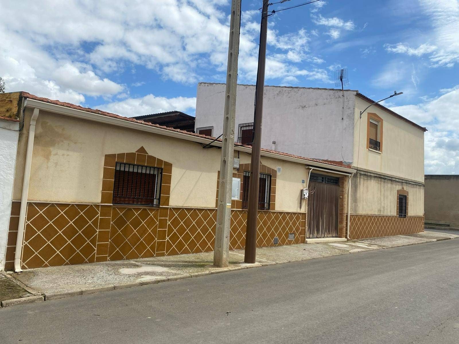 Vista exterior de Casa o xalet en venda en Calzada de Calatrava amb Calefacció