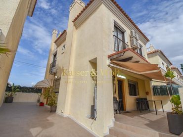 Casa con piscina in vendita a Avinguda D'Escandinàvia