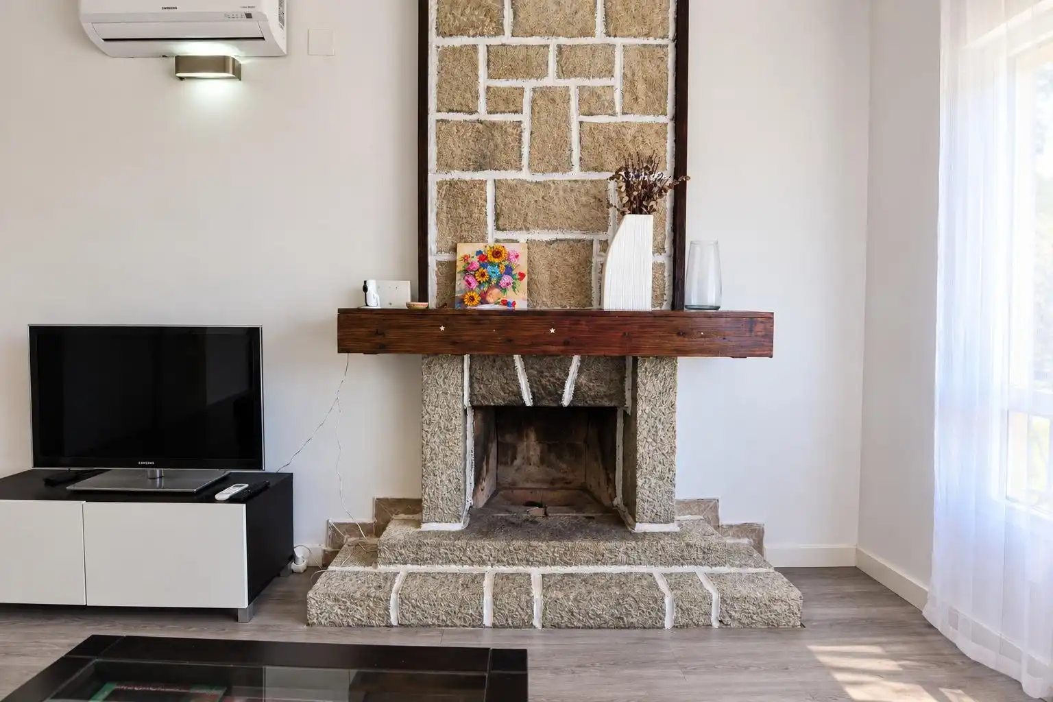 Sala d'estar de Casa o xalet en venda en Villa del Prado, Madrid