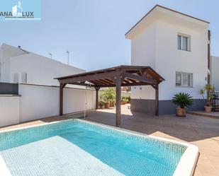 Piscina de Casa adosada en venda en  Granada Capital amb Aire condicionat, Calefacció i Jardí privat
