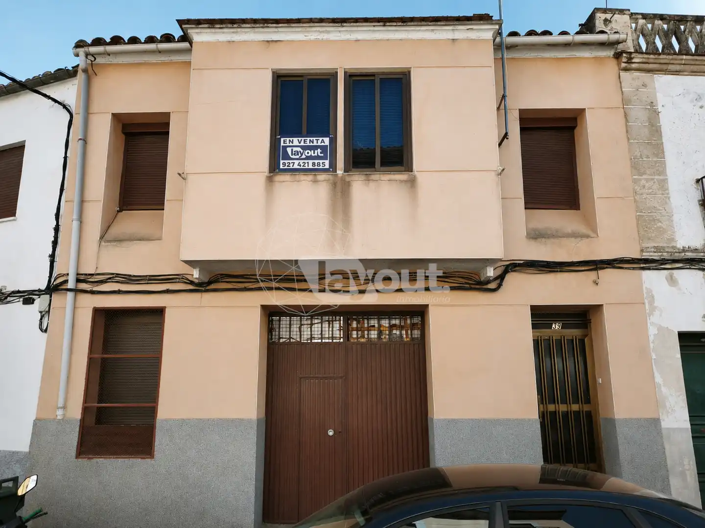 Außenansicht von Einfamilien-Reihenhaus zum Verkauf in Plasencia mit Abstellraum