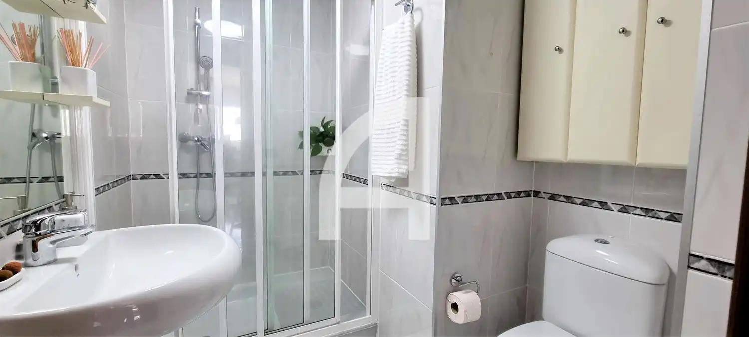 Baño de Piso de alquiler en Vigo  con Calefacción, Trastero y Amueblado