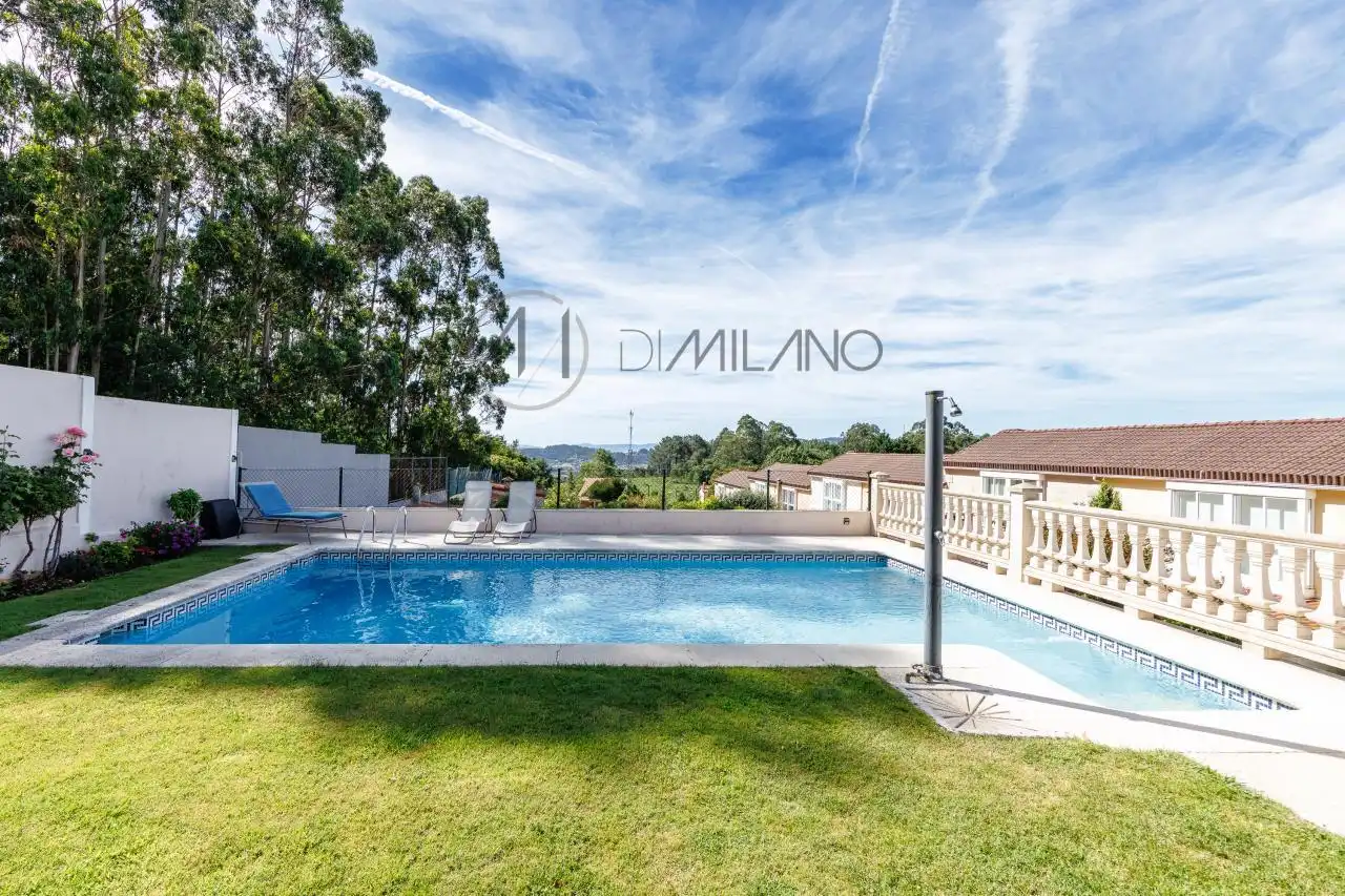 Piscina de Casa adosada en venta en Vigo  con Calefacción, Jardín privado y Parquet