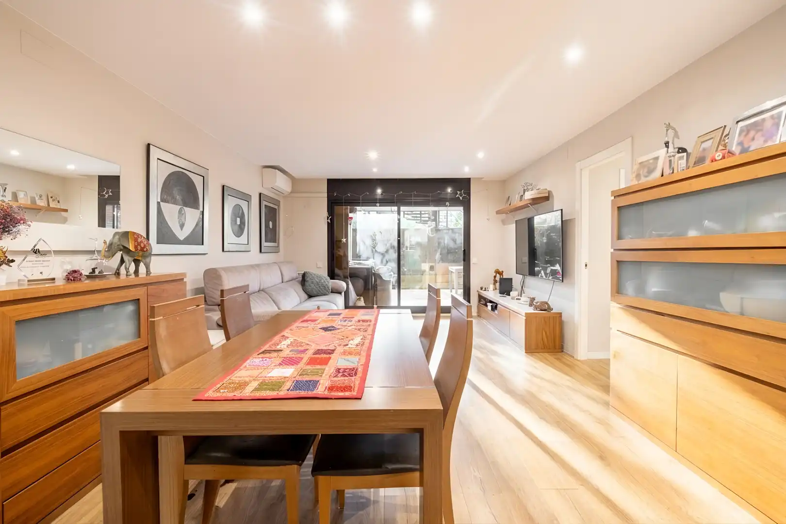Living room of Flat for sale in Sant Cugat del Vallès  with Air Conditioner, Heating and Parquet flooring