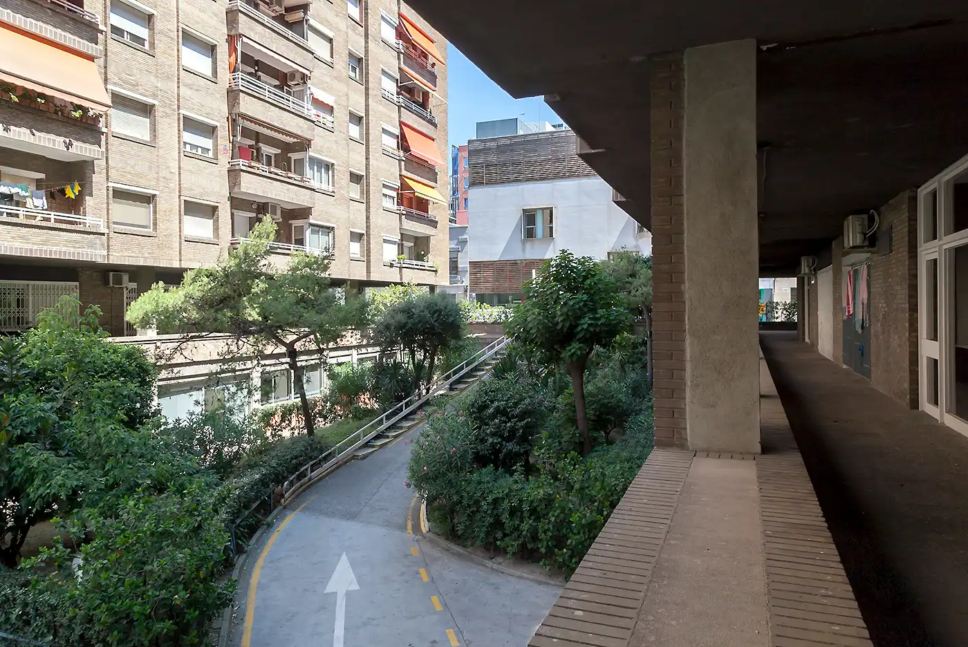 Vista exterior de Piso en venta en Barcelona con Balcón y Alarma