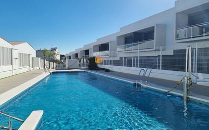 Piscina de Casa adosada en venda en Bormujos amb Aire condicionat, Terrassa i Traster