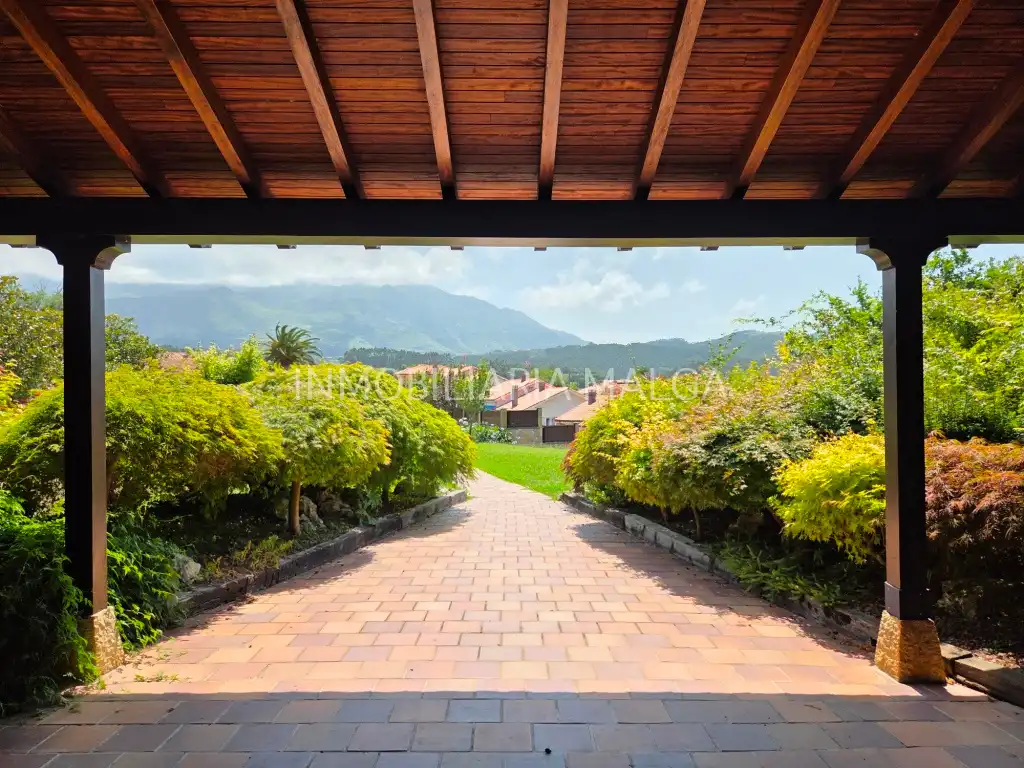 Terrassa de Casa o xalet en venda en Colunga amb Calefacció, Jardí privat i Parquet