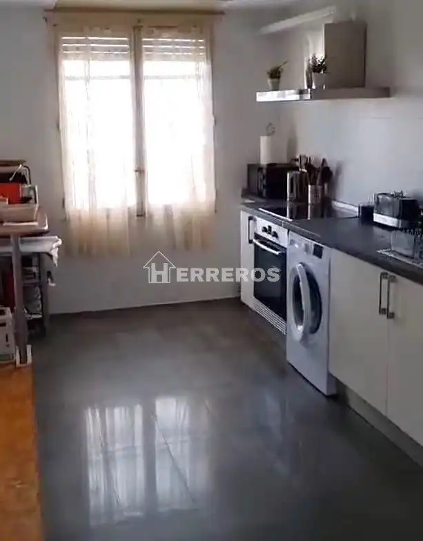 Cuina de Apartament en venda en Albelda de Iregua amb Calefacció, Parquet i Traster