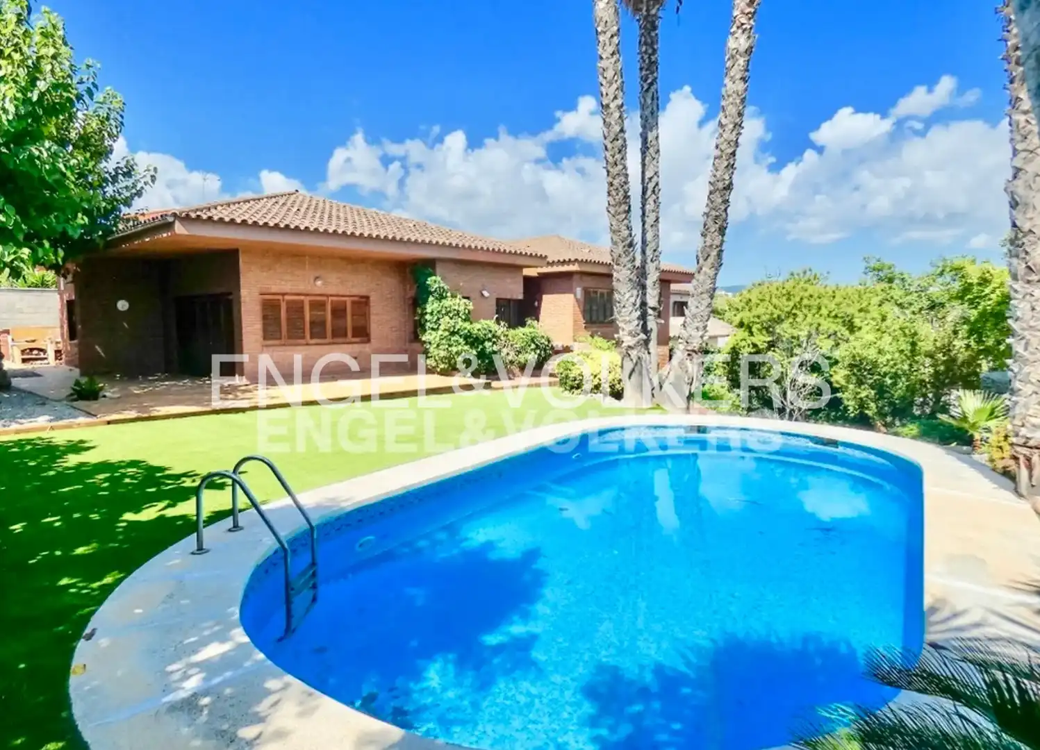 Piscina de Casa o xalet en venda en Vilanova i la Geltrú amb Calefacció, Jardí privat i Terrassa