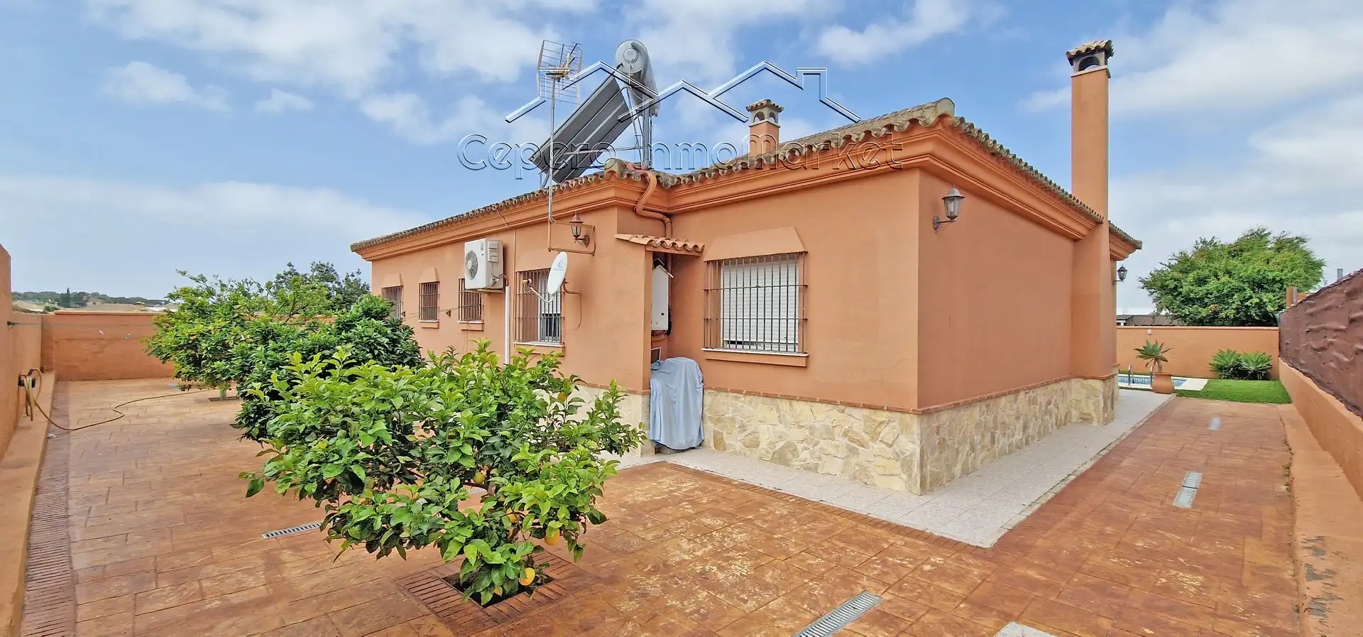 Vista exterior de Casa o xalet en venda en El Puerto de Santa María amb Aire condicionat, Jardí privat i Piscina