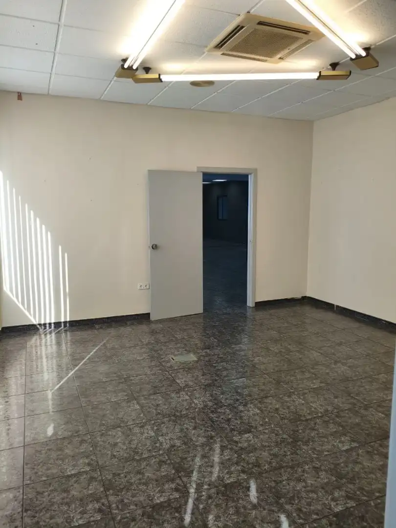Nau industrial de lloguer en Peligros amb Calefacció i Alarma