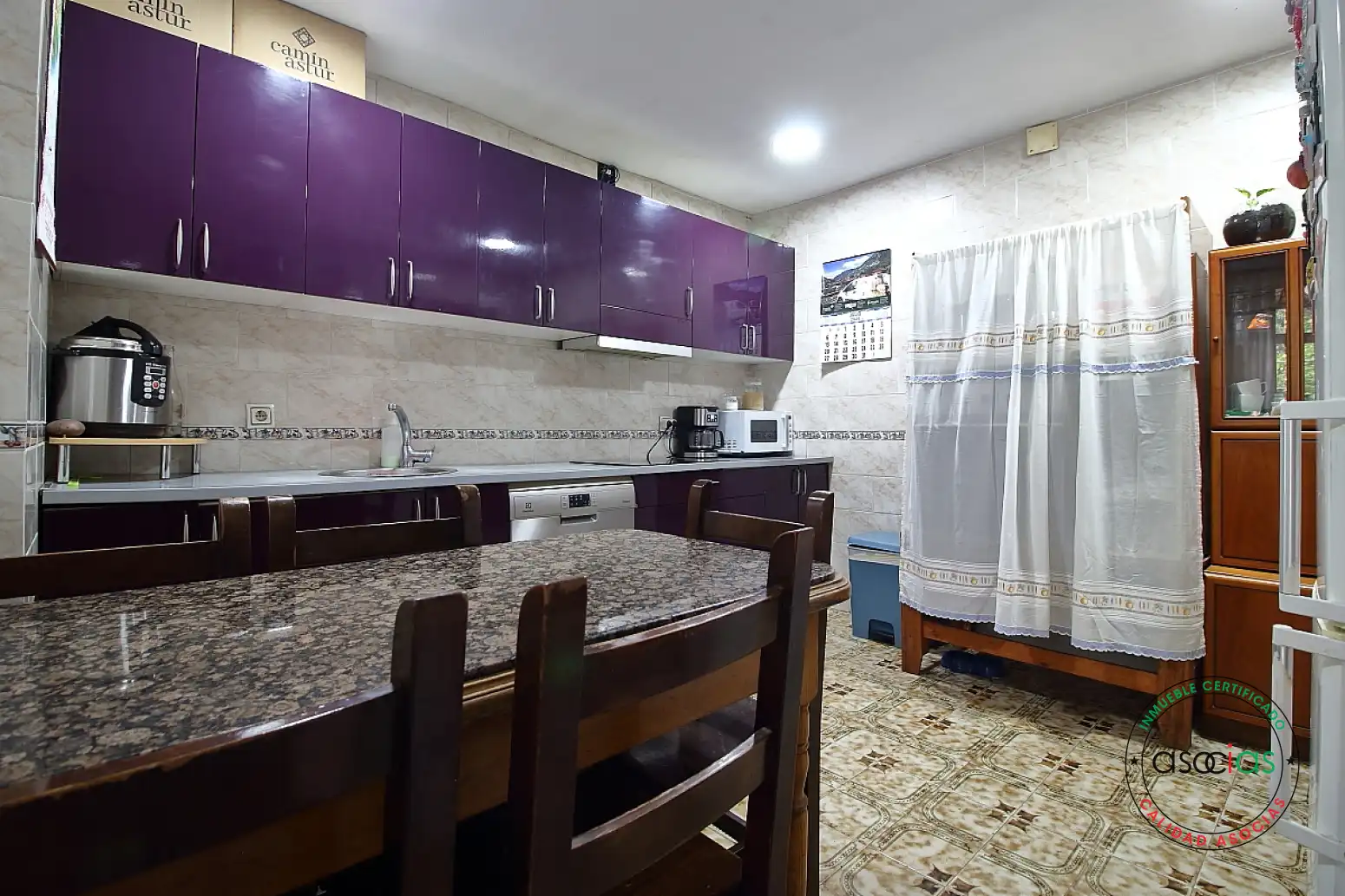 Cuina de Casa o xalet en venda en Gijón  amb Calefacció