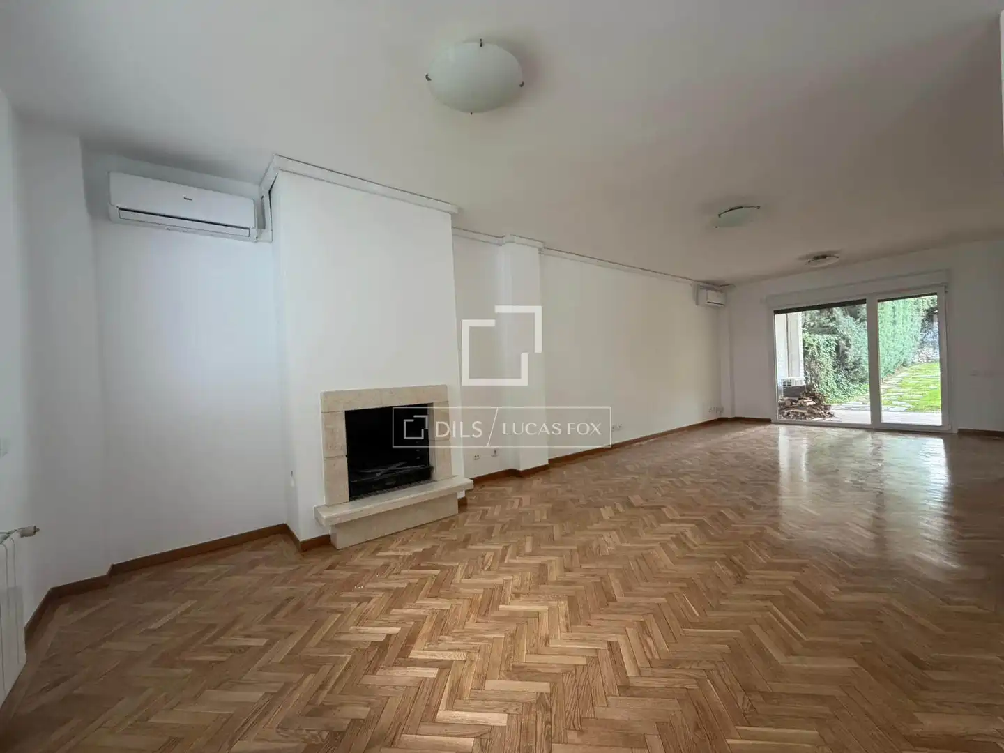 Sala d'estar de Casa o xalet de lloguer en La Moraleja amb Aire condicionat, Calefacció i Jardí privat