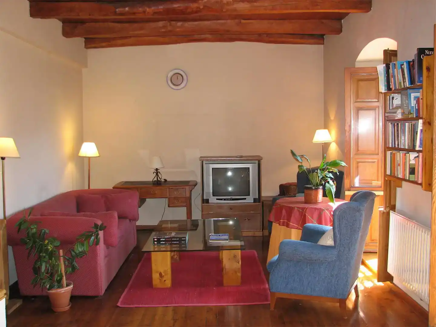 Sala d'estar de Casa adosada en venda en Villablino amb Parquet, Moblat i Forn