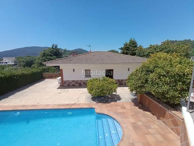 Vista exterior de Casa o xalet en venda en Caldes de Montbui amb Aire condicionat, Calefacció i Jardí privat
