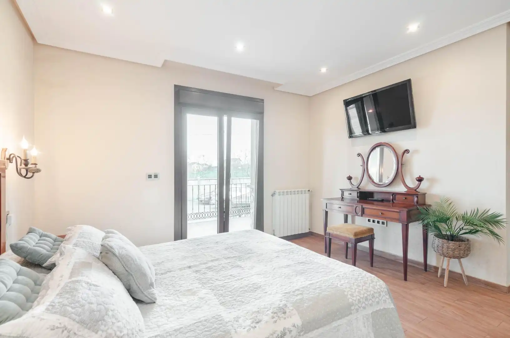 Habitación de Casa o chalet en venta en Santo Adriano con Calefacción, Piscina y Alarma