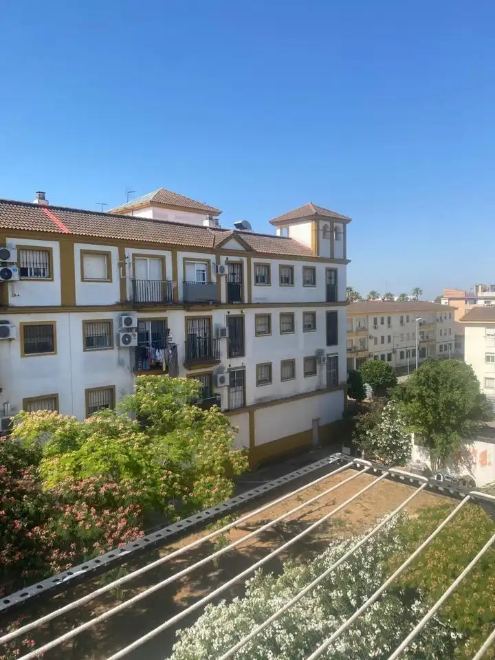 Vista exterior de Piso en venta en Dos Hermanas