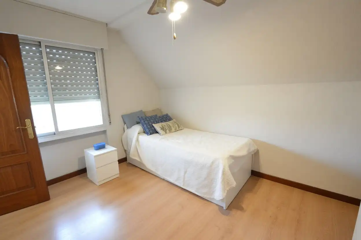 Habitación de Casa adosada en venta en Pozuelo de Alarcón con Aire acondicionado, Calefacción y Jardín privado