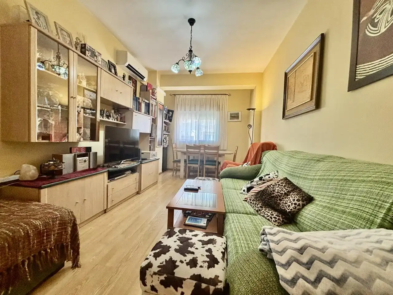 Living room of Flat for sale in Zaragoza  with Air Conditioner, Heating and Balcony