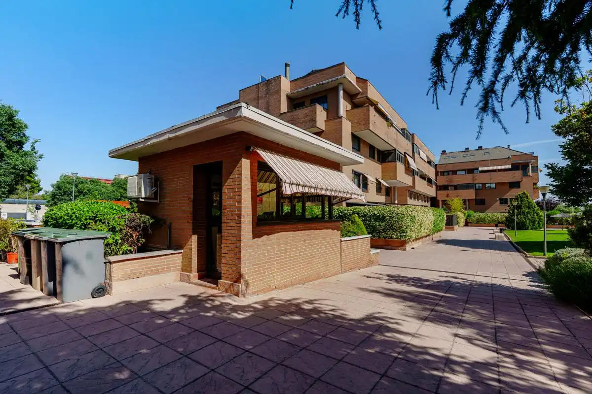 Vista exterior de Àtic en venda en Pozuelo de Alarcón amb Aire condicionat, Calefacció i Jardí privat