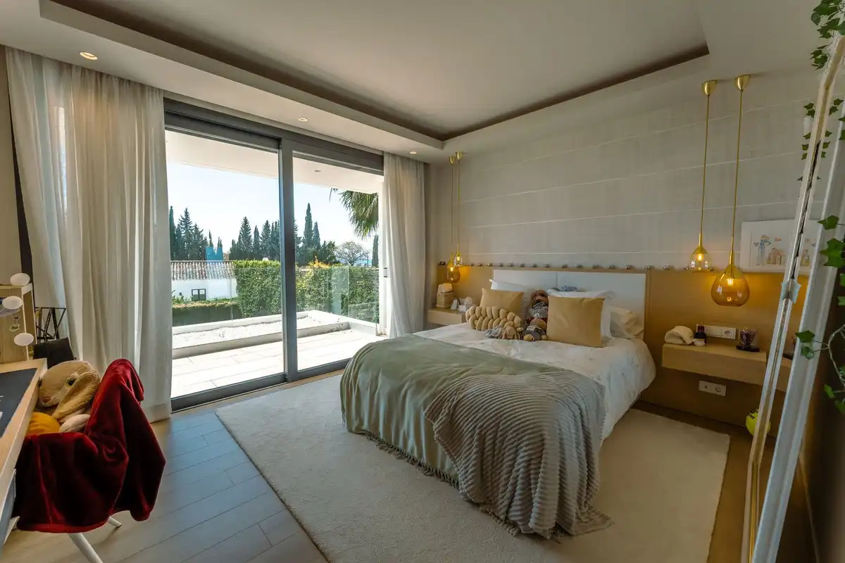 Dormitori de Casa o xalet de lloguer en Estepona amb Jardí privat, Piscina i Alarma