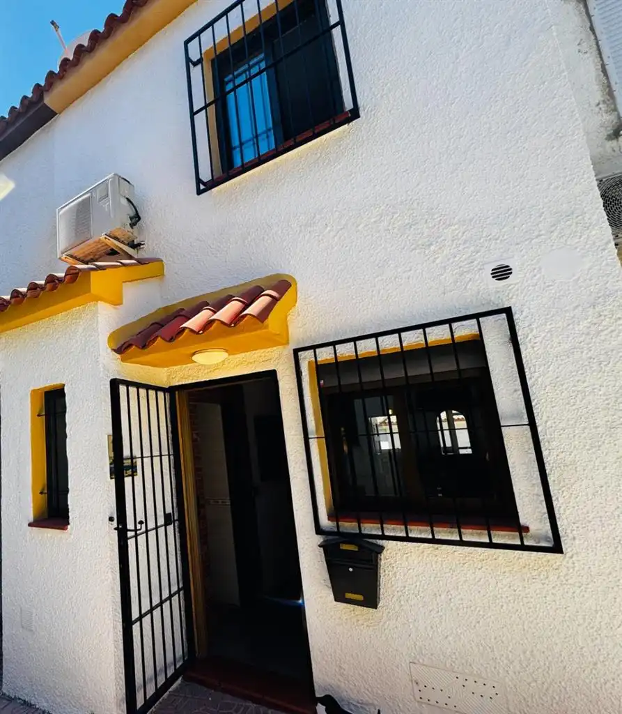 Vista exterior de Casa o chalet en venta en L'Alfàs del Pi con Aire acondicionado y Trastero