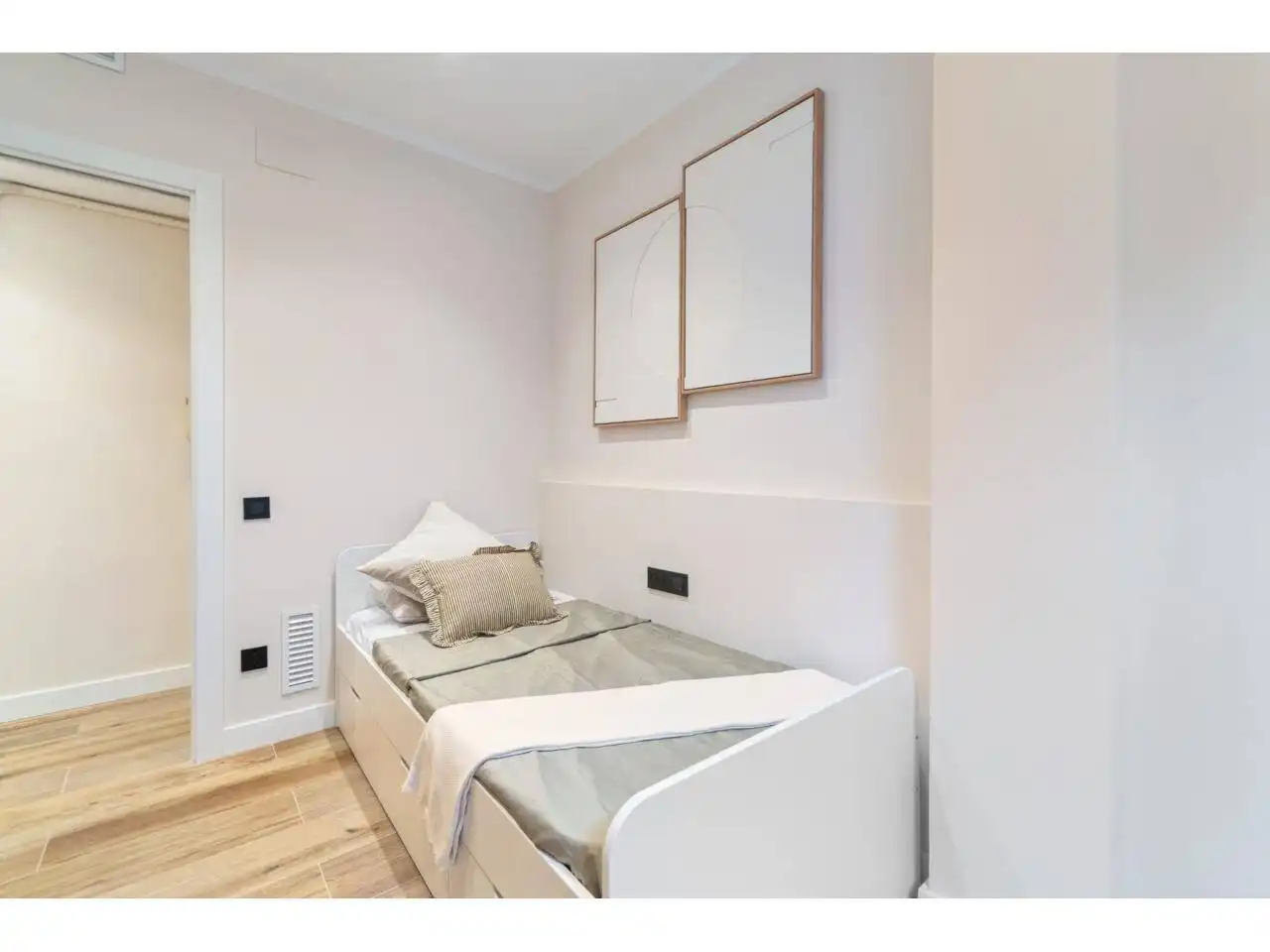Bedroom of Flat for sale in Barcelona  with Air Conditioner, Heating and Balcony