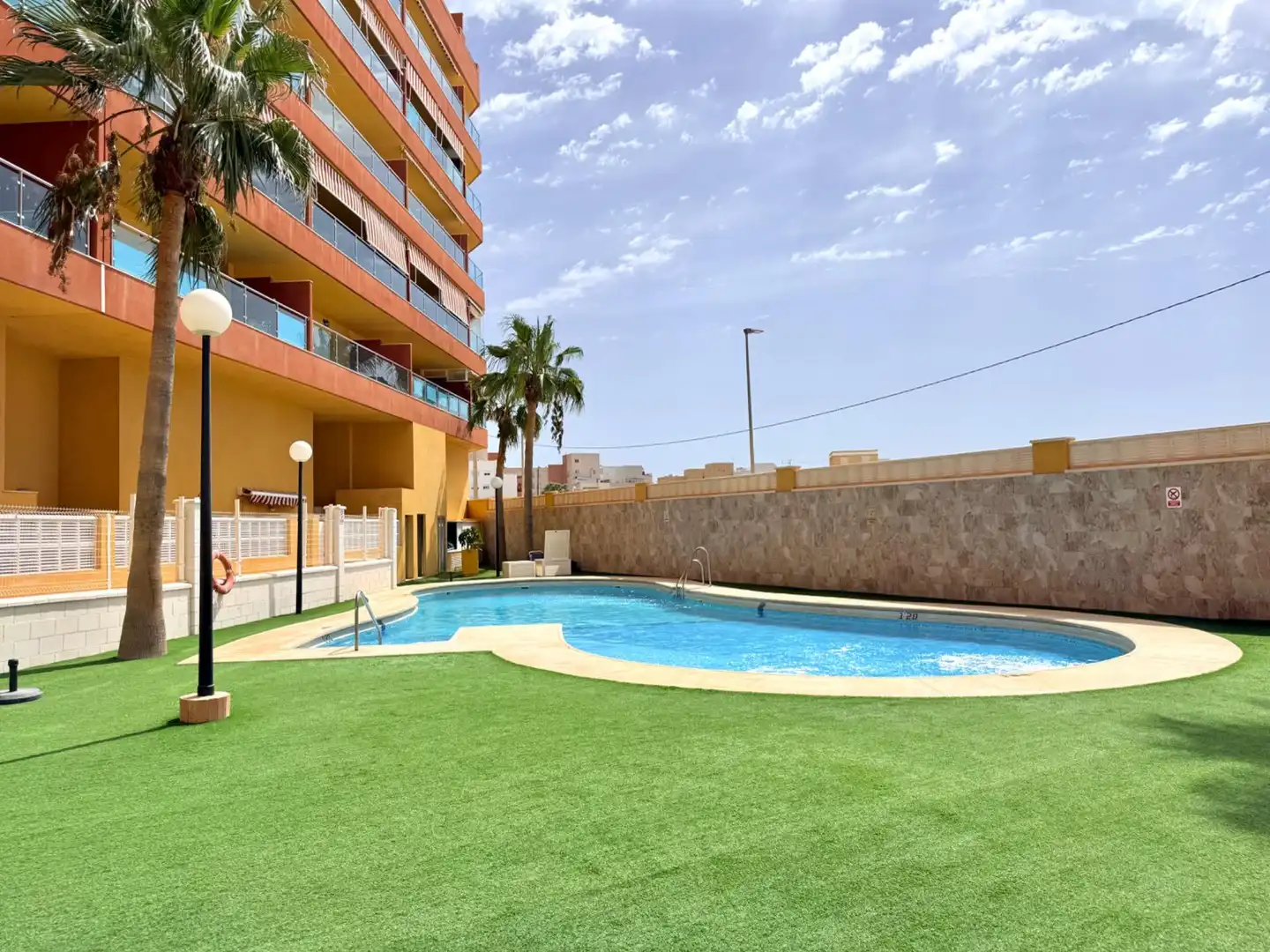 Piscina de Planta baja en venta en Roquetas de Mar con Amueblado y Piscina comunitaria
