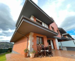 Vista exterior de Casa adosada en venda en Durango amb Calefacció, Jardí privat i Terrassa