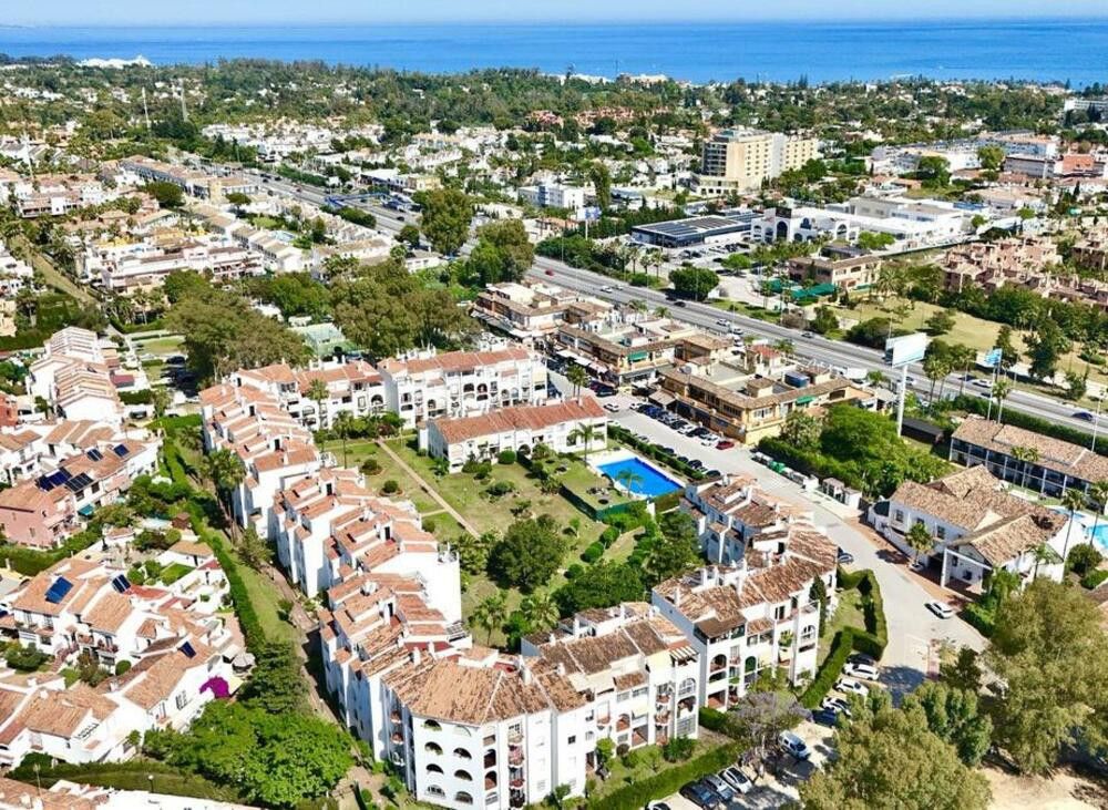 Vista exterior de Apartament de lloguer en Estepona amb Aire condicionat, Terrassa i Piscina