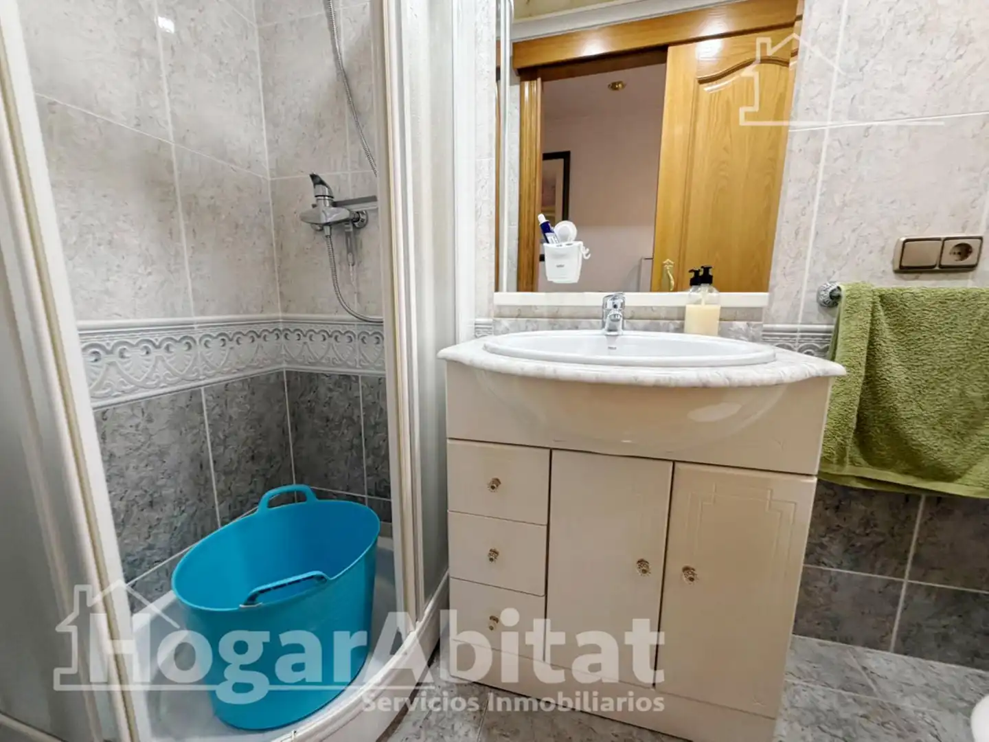 Bathroom of Flat for sale in Torrent  with Air Conditioner, Terrace and Furnished