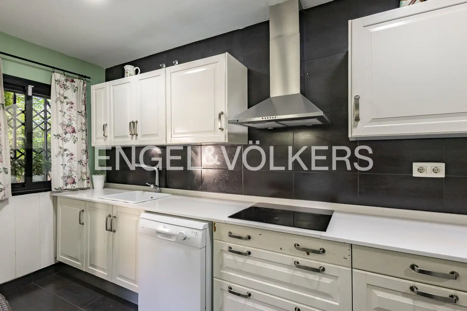 Cocina de Apartamento en venta en Sant Feliu de Llobregat con Aire acondicionado, Calefacción y Jardín privado