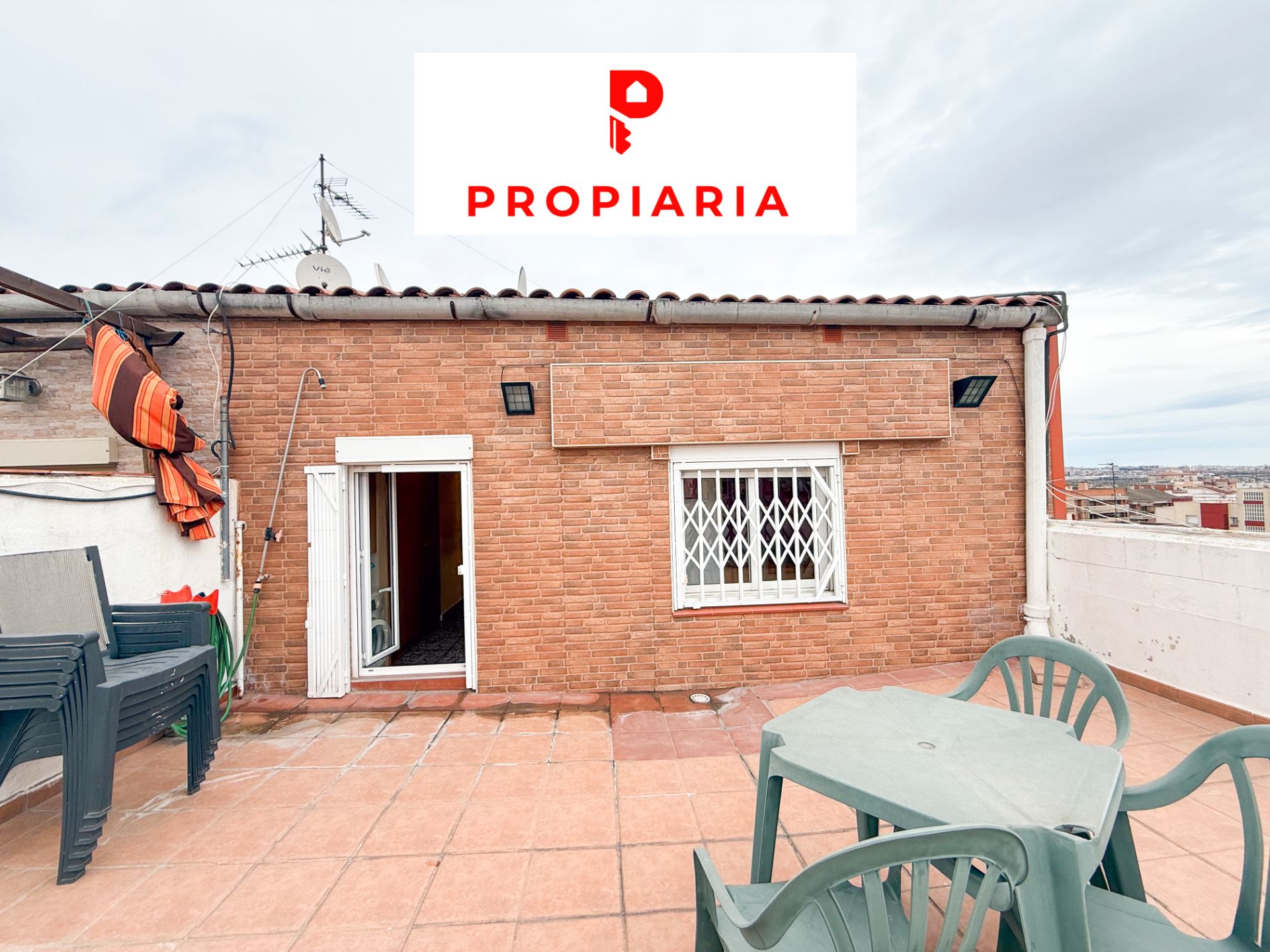 Vista exterior de Piso en venta en Sant Vicenç Dels Horts con Aire acondicionado, Calefacción y Jardín privado